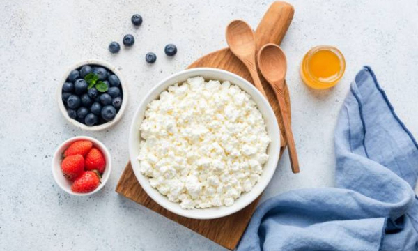 Опасности полезного творога. Кому и чем может быть вреден молочный продукт