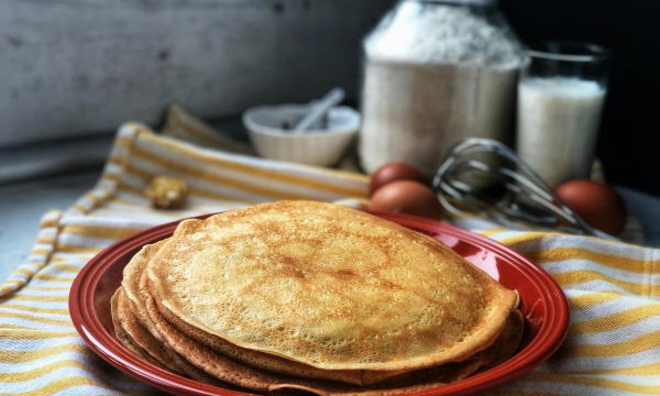 Добавьте 2 ложки — и блины получатся как у мамы: кружевные края, мягкость и аромат детства